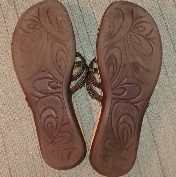 Kenneth Cole Reaction beaded sandals - Picture 6 of 8